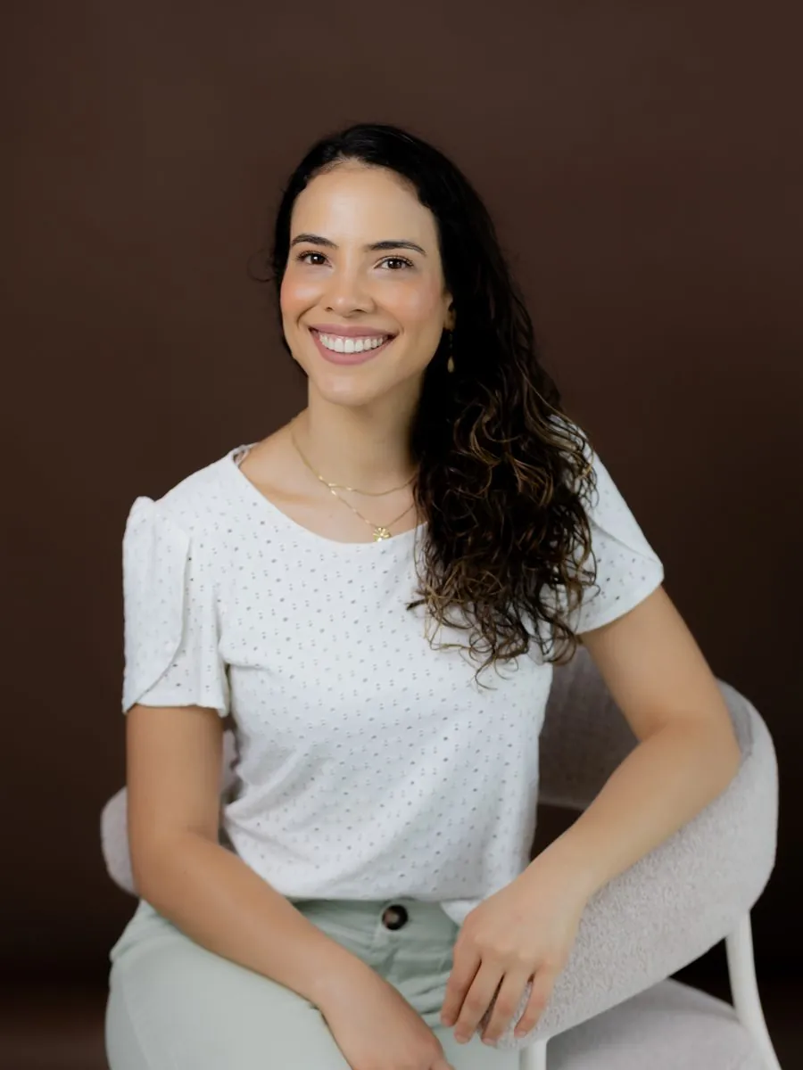 Dra. Bárbara Cristina durante atendimento